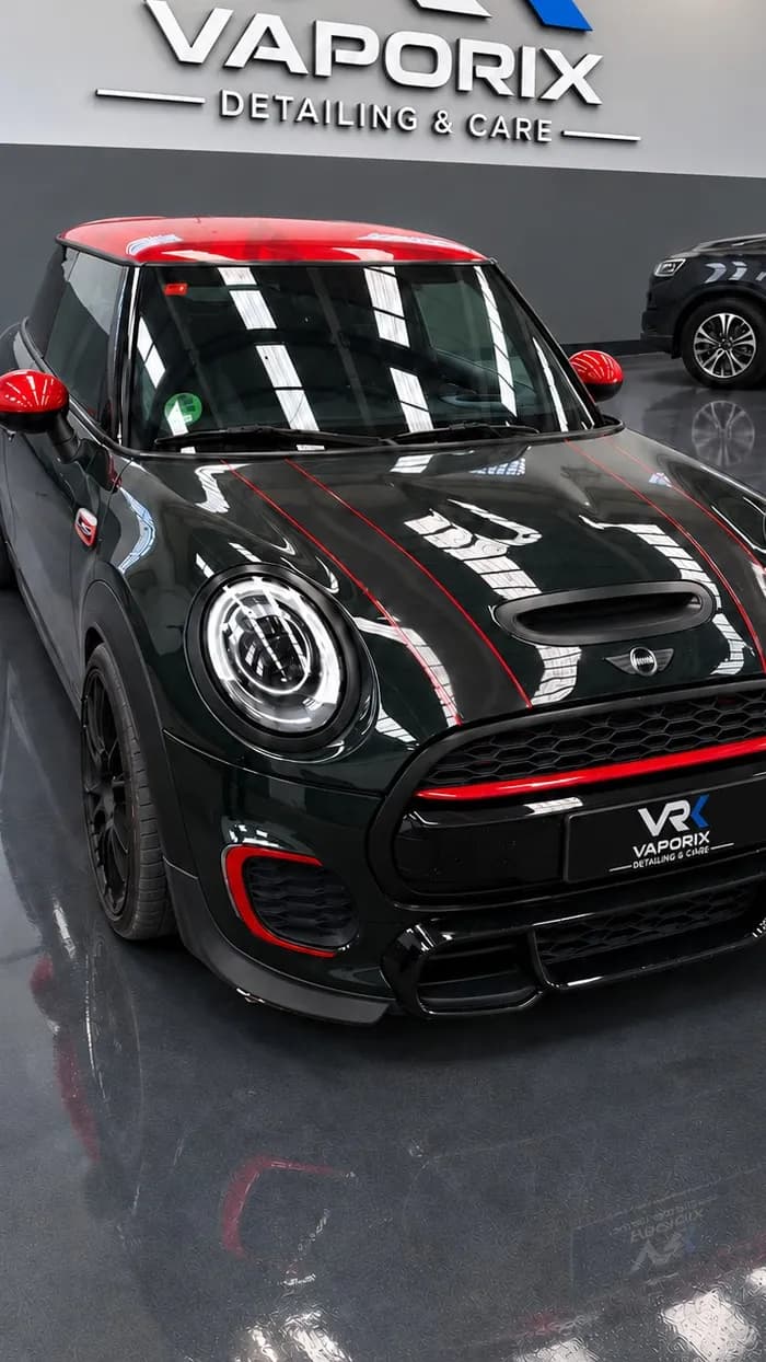 Mini John Cooper Works negro y rojo en tres cuartos